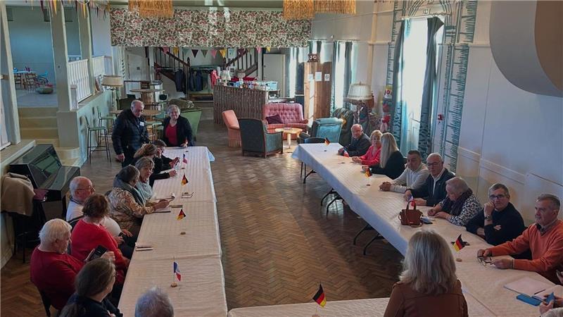 Gesprächsrunde im Tiers-Lieu - das bedeutet sinngemäß Dritter Ort - ein Veranstaltungsraum für generationsübergreifendes ehrenamtliches Engagement.