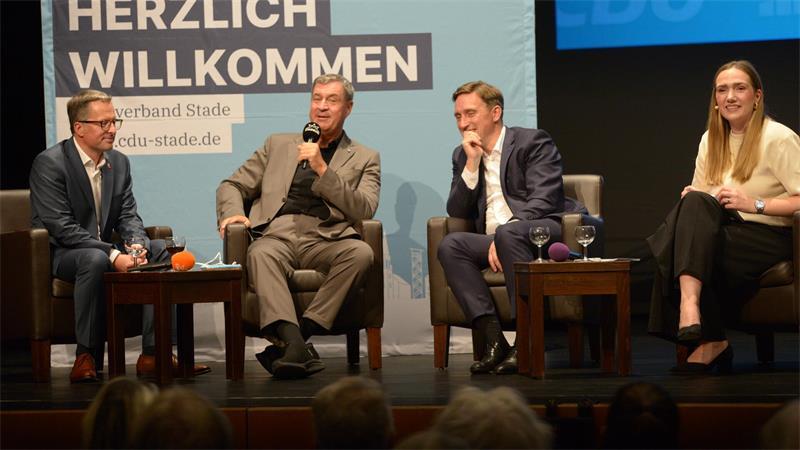 Gesprächsrunde mit Stargast: Landrat Kai Seefried, Markus Söder, Sebastian Lechner und Moderatorin Theresa Hein.