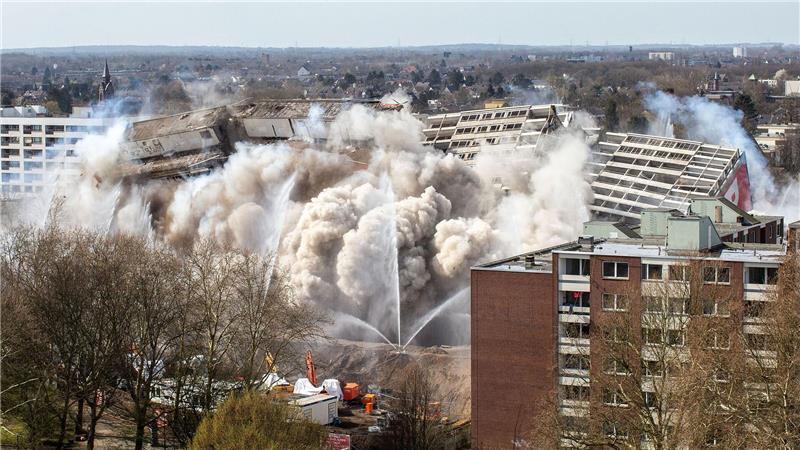 Duisburg sprengt weiteren „Weißen Riesen“ Gesprengt wurde wie schon 2019 nach der „Kipp-Kollaps-Faltung“. Dabei wird zeitversetzt zweimal gesprengt, so dass das Gebäude erst kippt und dann kollabiert. (Archivbild)
