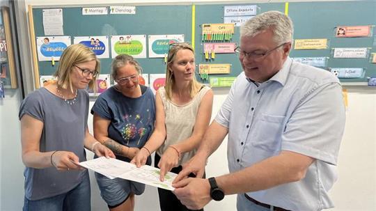 Gestalten das Projekt Ganztag in der Grundschule An der Este in Königreich mit (von links): Schulleiterin Yvonne Lawes, Kita- und Hortleiterin Karina Klingbeil, Architektin Maria Isabettini und Jorks Bürgermeister Matthias Riel.