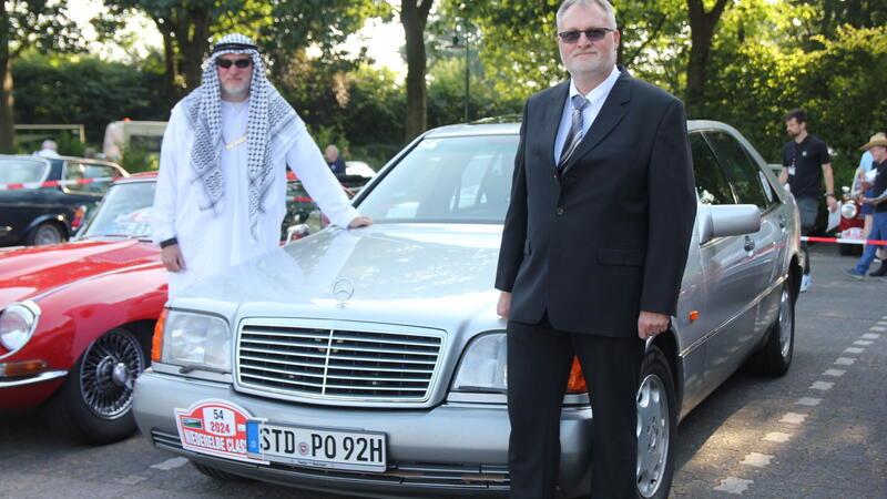 Gestatten: Scheich Abdullah und sein Chauffeur, im bürgerlichen Leben Matthias und Stefan Pölk, mit ihrem Mercedes Benz 600 SEL (Baureihe W 140, Baujahr 1992).