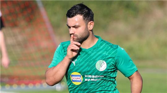 Geste von besonderer Bedeutung: Nach seinem Tor zum 1:1 hält sich Bützfleths Burak-Can Cakar den Zeigefinger vor den Mund.