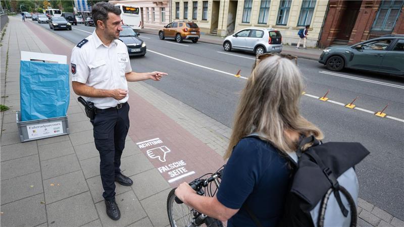 Fahrradfreundliches Stade? Ein Experte hat da so seine Zweifel Gestellte Szene: Martin Schwanitz, Verkehrssicherheitsberater bei der Polizei, weist eine Fahrradfahrerin in Lüneburg darauf hin, dass sie die falsche Straßenseite nutzt.