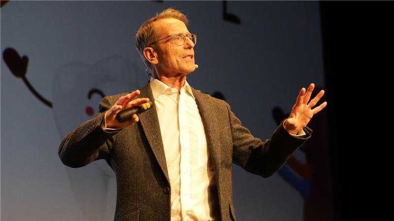 Gestenreich und launig: der Auftritt von Dr. Matthias Riedl im Stadeum.