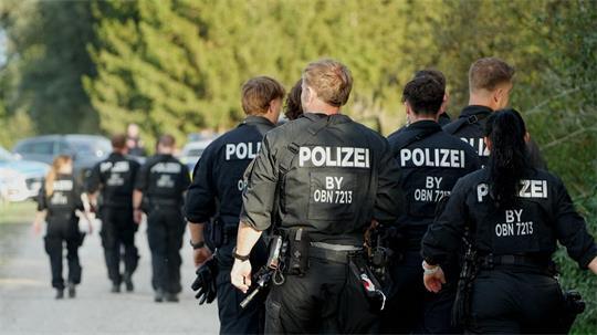 Gestern wurde mit Polizisten, Drohnen und Hubschraubern gesucht, jetzt kommen Hunde zum Einsatz. 