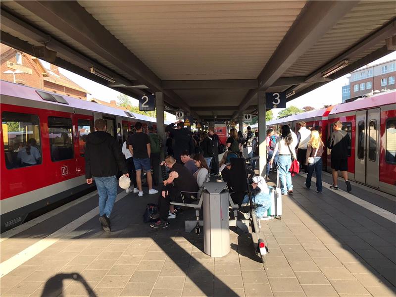 Darum brannte die Lok am Bahnhof Neugraben Gestrandete Fahrgäste am späten Freitagnachmittag am Bahnhof Buxtehude. Foto: Vonderbank