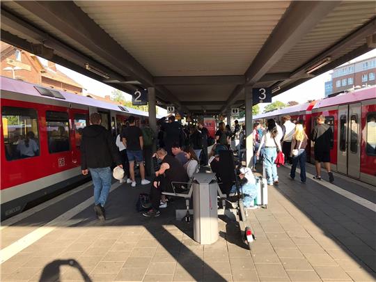 Gestrandete Fahrgäste am späten Freitagnachmittag am Bahnhof Buxtehude. Foto: Vonderbank