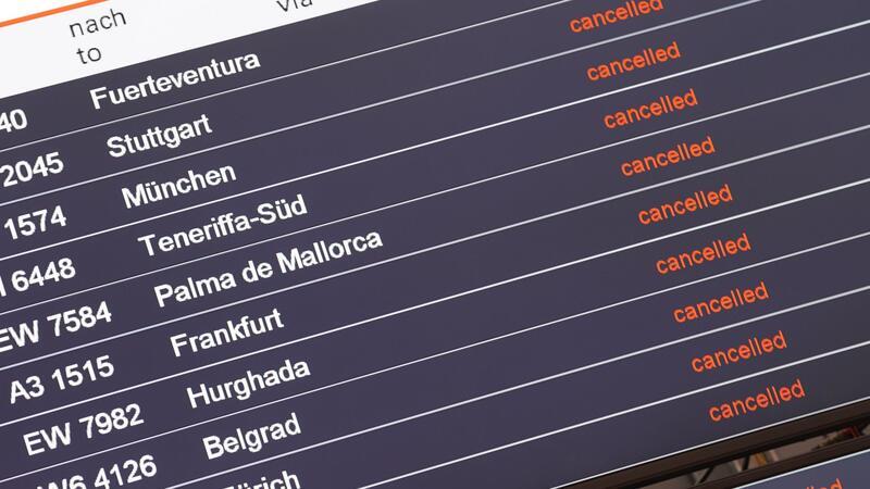 Weitere Warnstreikwelle beginnt am Flughafen Hannover „Gestrichen“: Blick auf eine Abflug-Infotafel am Flughafen Hamburg.