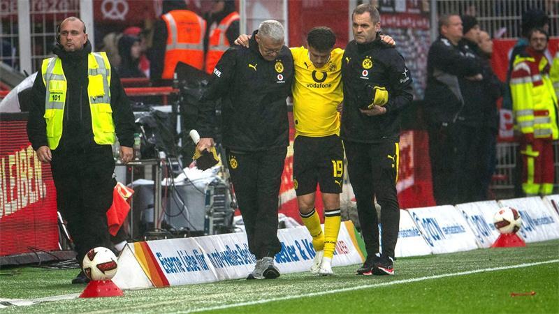 Beim BVB wächst der Druck: Karetsas-Sorge im Reisestress Gestützt von Betreuern humpelte Konstantinos Karetsas vom Feld.
