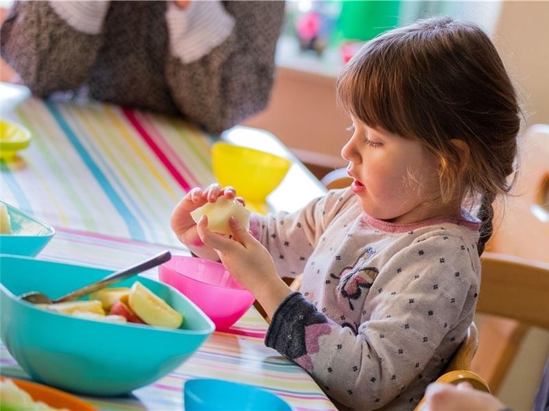 Gesundes Essen gehört zum Rundum-Service bei der Tagesmutter. Aber die Inflation lässt die Kosten davonlaufen. Tageseltern kämpfen für eine höhere Sachkostenpauschale. Foto: Jens Büttner/dpa-Zentralbild