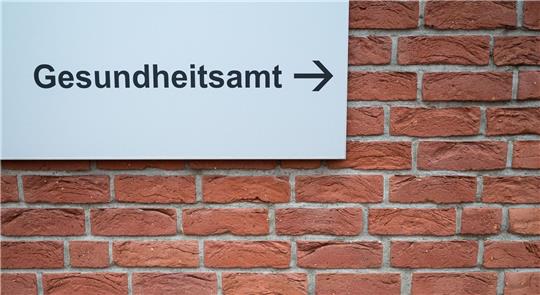 "Gesundheitsamt" steht auf einem Dienstgebäude.