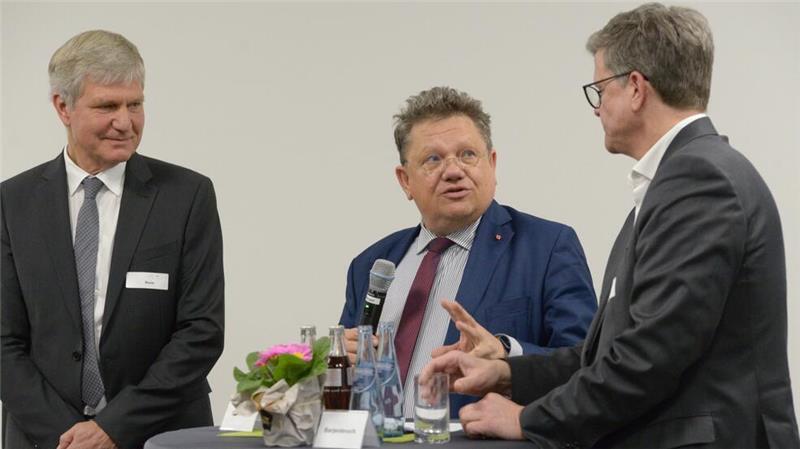 Gesundheitsminister Andreas Philippi (Mitte, SPD) im Gespräch mit Dr. Stephan Brune (links) und Mark Barjenbruch, Vorstandsvorsitzender der KVN.