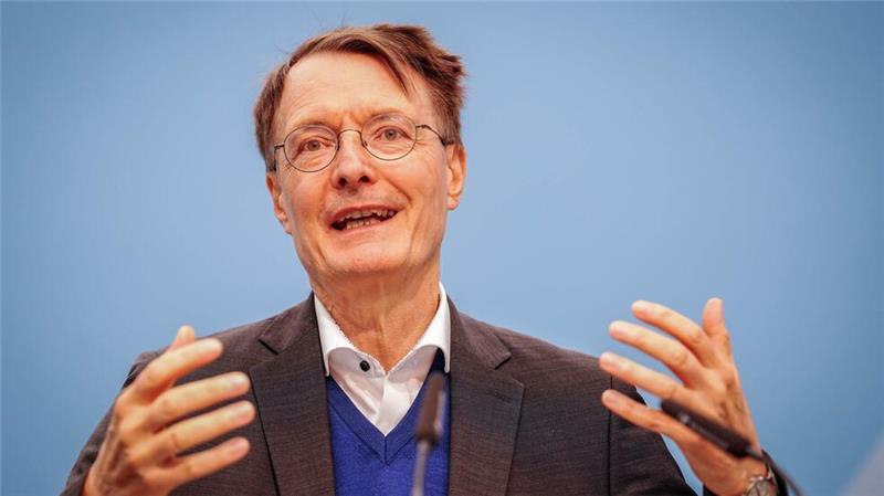 Finanzloch in der Pflege - Beiträge könnten stärker steigen Gesundheitsminister Karl Lauterbach (SPD) ist auf der Suche nach Milliardensummen für die Pflegeversicherung. Beitragserhöhungen sind wahrscheinlich.