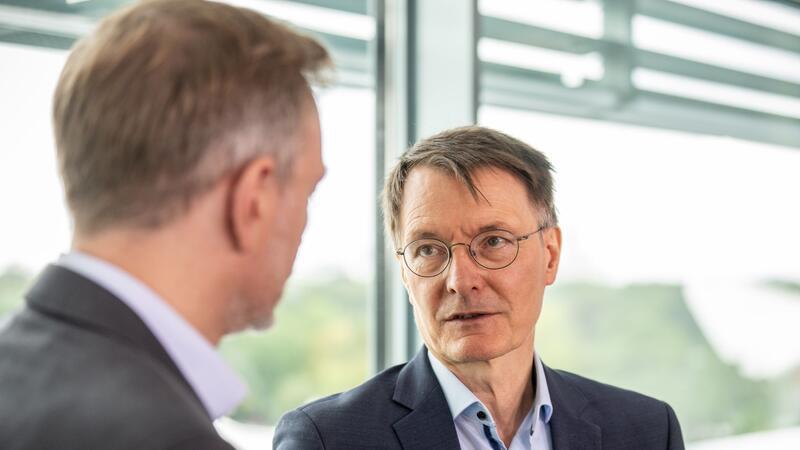 Gesundheitsminister Karl Lauterbach (SPD) plant eine weitere Pflegereform.