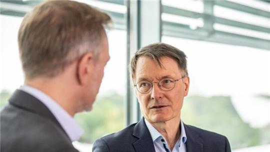 Gesundheitsminister Karl Lauterbach (SPD) plant eine weitere Pflegereform.