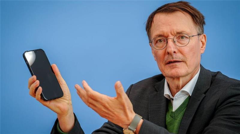 Krankenkassen: Wenig Widerspruch gegen E-Patientenakte Gesundheitsminister Karl Lauterbach (SPD) wirbt für die elektronische Patientenakte. Versicherte sollen die Akte über eine App ihrer Krankenkasse auf dem Smartphone verwalten können. (Archivbild)