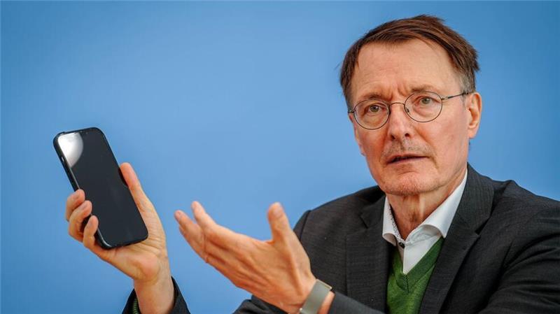 „E-Patientenakte für alle“ – Was das für Versicherte heißt Gesundheitsminister Karl Lauterbach (SPD) wirbt für die E-Patientenakte.(Archivbild)