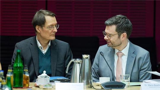 Gesundheitsminister Karl Lauterbach (l) und Justizminister Marco Buschmann bei der Sitzung des Vermittlungsausschuss von Bundestag und Bundesrat.