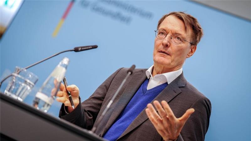 Gesundheitsminister Karl Lauterbach nennt deutlich steigende Klinikausgaben als wesentlichen Grund für die voraussichtlich höheren Kassenbeiträge. (Archivbild)