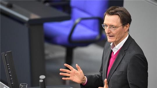 Gesundheitsminister Karl Lauterbach spricht bei der Debatte zum Gesetz zur kontrollierten Freigabe von Cannabis im Bundestag.