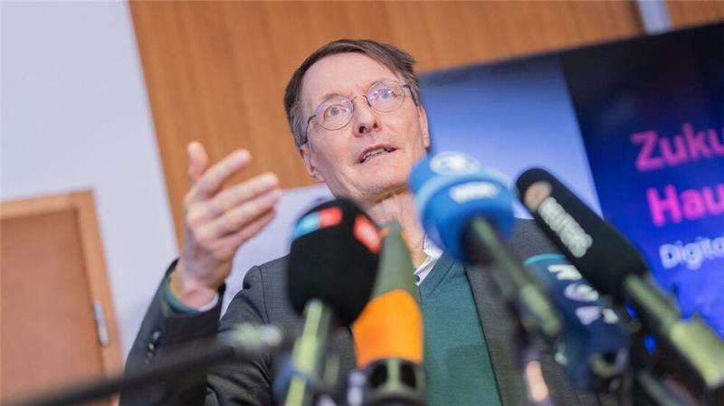 Lauterbach schwärmt von E-Akte - und betont deren Sicherheit Gesundheitsminister Lauterbach schwärmt von der elektronischen Patientenakte.