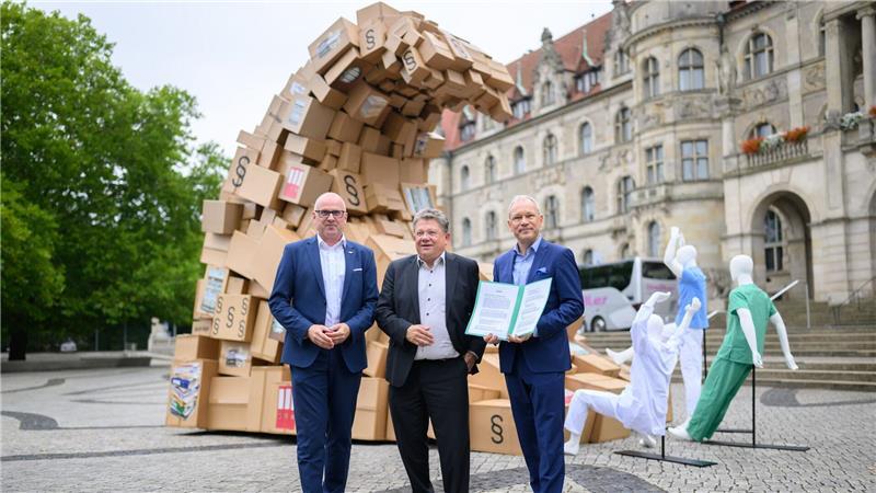 Gesundheitsminister Philippi (Mitte) nimmt die Forderungen der Klinikgesellschaft ernst.