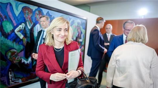 Gesundheitsministerin Nina Warken plant Milliarden-Einsparungen bei Gesundheitskosten.