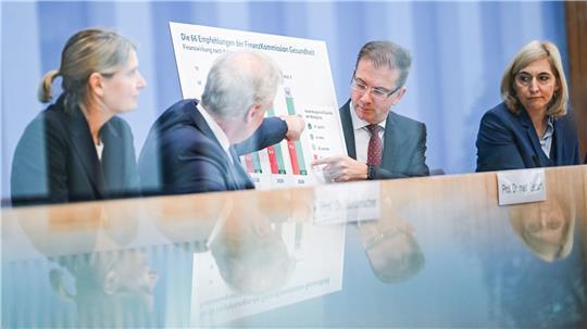 Gesundheitsministerin Nina Warken verspricht, dass es keine einseitigen Belastungen geben soll. 