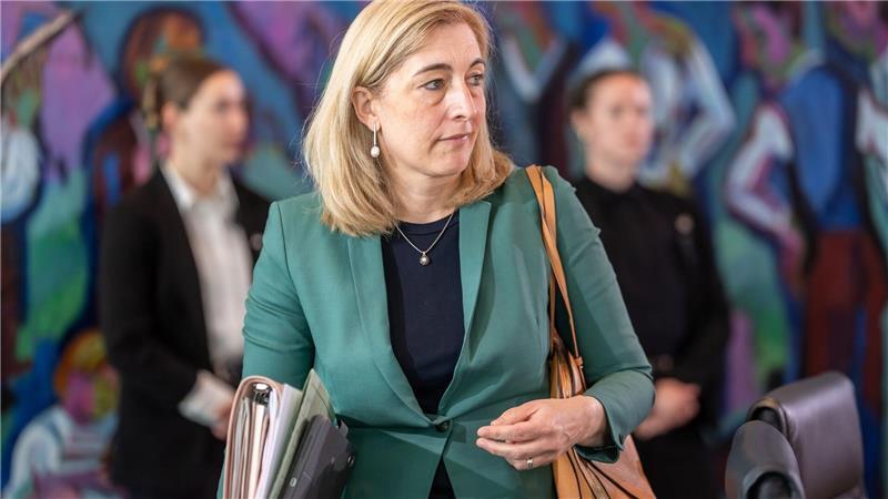 Spardruck bei Kassengaben wächst – Weiter Proteste Gesundheitsministerin Warken bringt ihr Sparpaket in Bundestag und Bundesrat.
