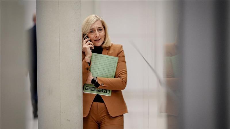 Pflege im Heim immer teurer - wie lange noch? Gesundheitsministerin Warken plant eine große Pflegereform. (Archivbild)