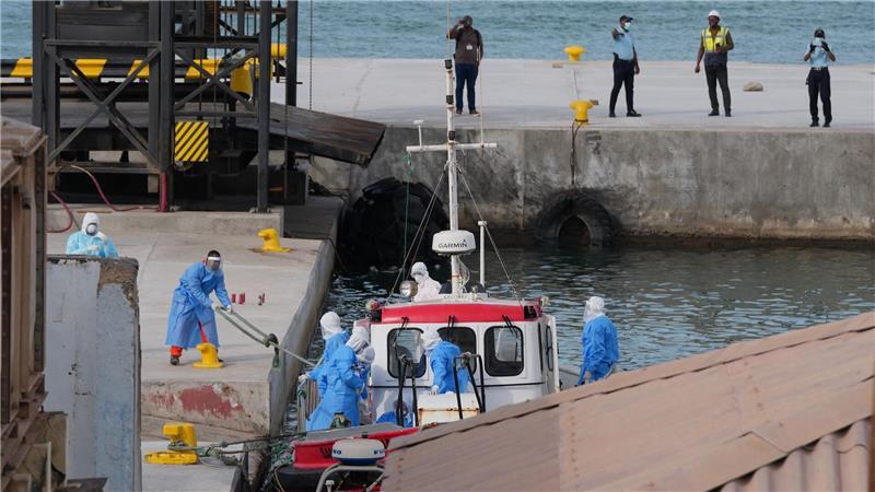 Gesundheitspersonal in Schutzkleidung evakuiert Patienten vom Kreuzfahrtschiff „Hondius“ in einem Hafen. 