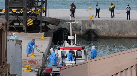 Gesundheitspersonal in Schutzkleidung evakuiert Patienten vom Kreuzfahrtschiff „Hondius“ in einem Hafen. 