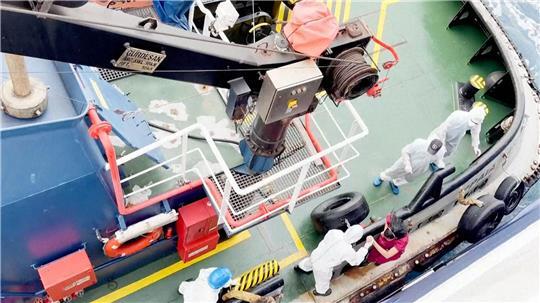 Gesundheitspersonal in Schutzkleidung evakuiert Patienten vom Kreuzfahrtschiff „Hondius“ in einem Hafen.