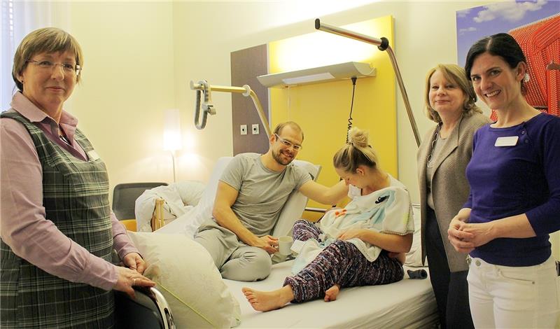 Gesundheitssenatorin Cornelia Prüfer-Storcks (zweite von rechts) bei ihrer Stippvisite Anfang der Woche mit Klinikgeschäftsführerin Ulrike Kömpe (vorne links) und Chefärztin Dr. Maike Manz (vorne rechts). Sie besuchten die glückliche Famili
