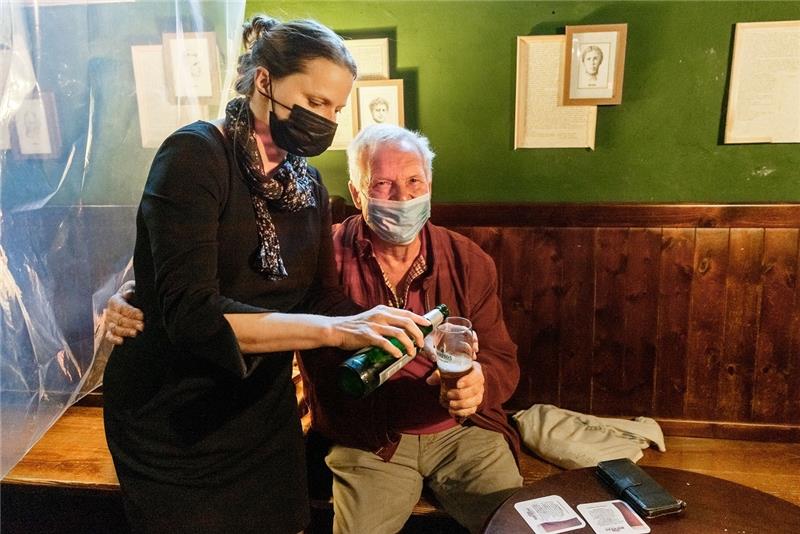 Gesundheitssenatorin wirbt in Harburg hinterm Tresen fürs Impfen Gesundheitssenatorin Melanie Leonhard (SPD) serviert Reinhard im Old Dubliner Irish Pub ein alkoholfreies Bier, nachdem er sich dort gegen Covid-19 hat impfen lassen. Foto: Markus Scholz/dpa