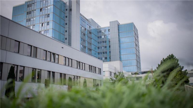 Geburten nur noch in Bremerhaven? Experte will Frauenkliniken schließen Gesundheitswissenschaftler Prof. Lars Timm schlägt vor, zur Lösung des Fachkräftemangels alle Geburten aus der Region im Klinikum Reinkenheide zu konzentrieren und ein regionales Spezialangebot zu etablieren.