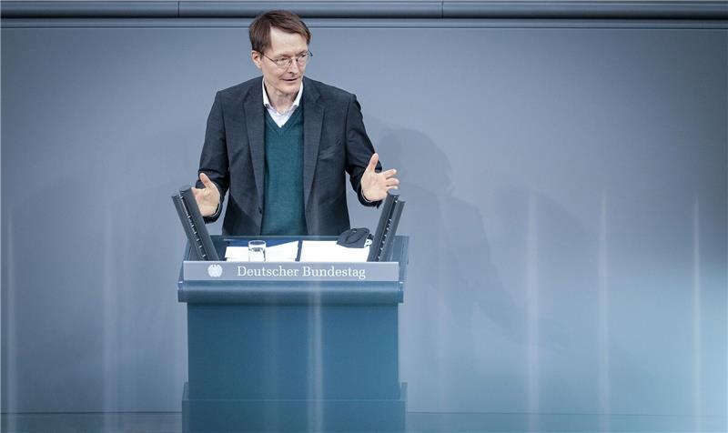 Kitas, Kliniken, Steuern: Was der Bundestag beschlossen hat Gesundhietsminister Karl Lauterbach spricht im Bundestag. Thema ist das Krankenhauspflegeentlastungsgesetz.