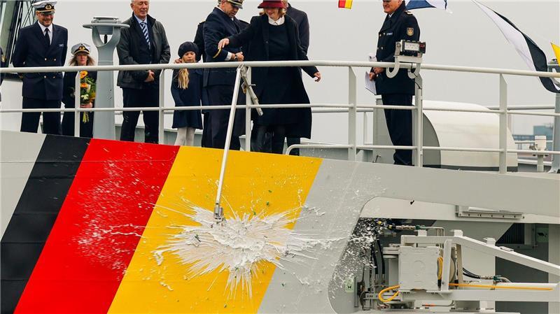 Zoll nimmt neues Schiff „Fehmarn“ in den Dienst Getauft und sofort in Dienst gestellt.