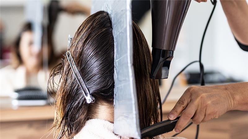 Stiftung Warentest: 5 Haartrockner fallen durch Getestet wurden die Haartrockner auch im Friseursalon. Foto: Dominik Gigler/Stiftung Warentest/dpa-tmn