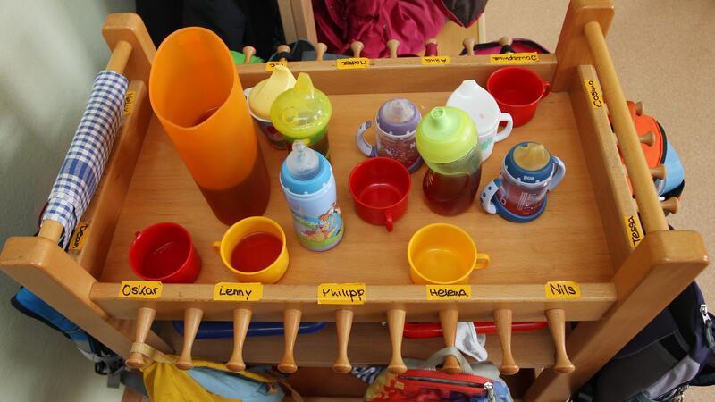 Getränkebecher für Kitakinder stehen in einer Kindertagesstätte.