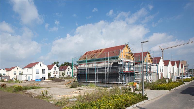 Getrennte Verträge für Grundstück und Haus: Das kann die Grunderwerbsteuer erheblich mindern.