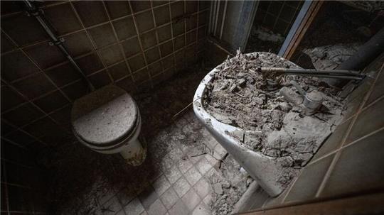 Getrockneter Schlamm im ehemaligen Badezimmer eines bei der Flut im Jahr 2021 zerstörten Hauses im Ahrtal zeugt noch immer von der Wucht der Wassermassen.
