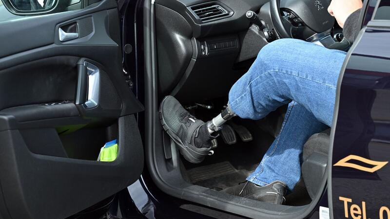Mit Beinprothese zurück ans Steuer Geübt wird das Fahren mit Automatik sowie Schaltgetriebe auf dem Trainingsgelände und im Straßenverkehr.
