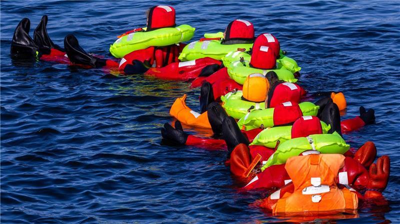 Astronauten auf See - Überlebensübung mit Weste und Paddel Geübt wurde unter anderem, im Verbund in Überlebensanzügen zu schwimmen.