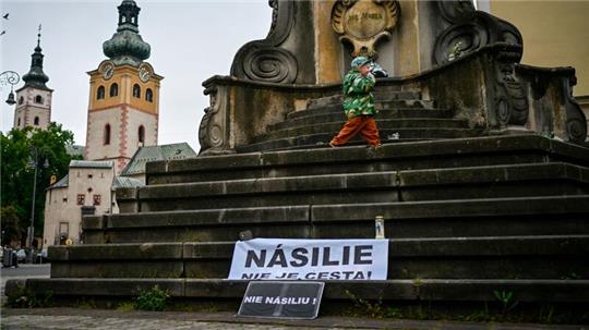 „Gewalt ist kein Weg“ steht auf einem Schild: Als ein Bewaffneter diese Woche den slowakischen Premierminister Robert Fico anschoss, ging ein Schock durch das mitteleuropäische Land.