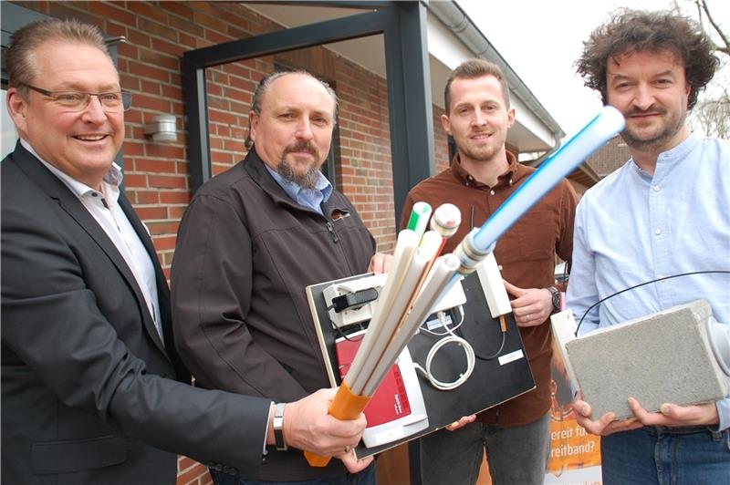 Gewappnet für den Glasfaserausbau in Apensen: Das Stadtwerke-Team (von links) mit Geschäftsführer Stefan Babis, René Back, Jan Fitschen und Daniel Berheide. Foto: Laudien