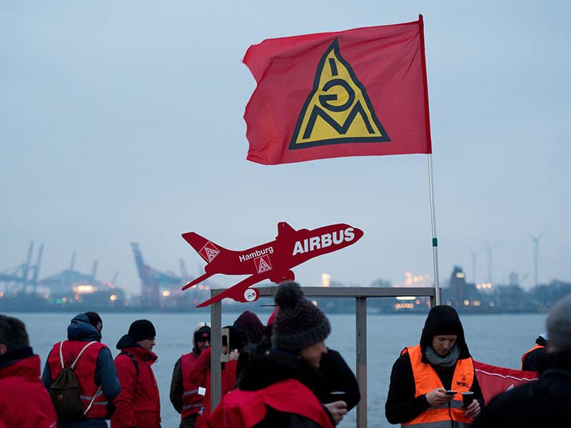 Gewerkschafter nehmen an einer Kundgebung nahe des Fähranlegers Teufelsbrück teil. Archivfoto: Daniel Reinhardt/dpa