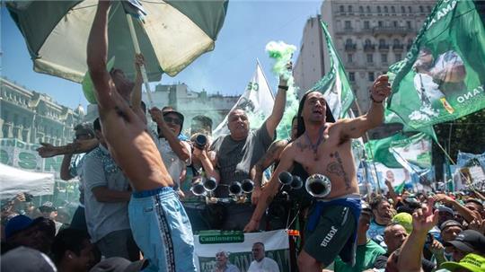Gewerkschaftsmitglieder singen in Buenos Aires Parolen gegen die Reformvorhaben der ultraliberalen Regierung von Präsident Milei.