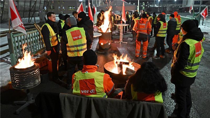 Gewerkschaftsmitglieder stehen vor dem Betriebshof der Erfurter Verkehrsbetriebe AG.