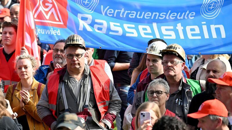Gewerkschaftsmitglieder und Stahlarbeiter bei einer Protest-Kundgebung der Thyssenkrupp-Stahlsparte in Duisburg.